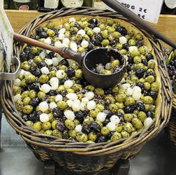 Oliven på det lokale marked 