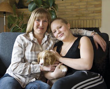 Sólrun Løkke Rasmussen med datteren Lisa og hunden Bella
