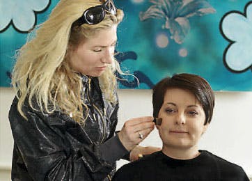 Mie Petersen og makeupartist Anette fra Estée Lauder
