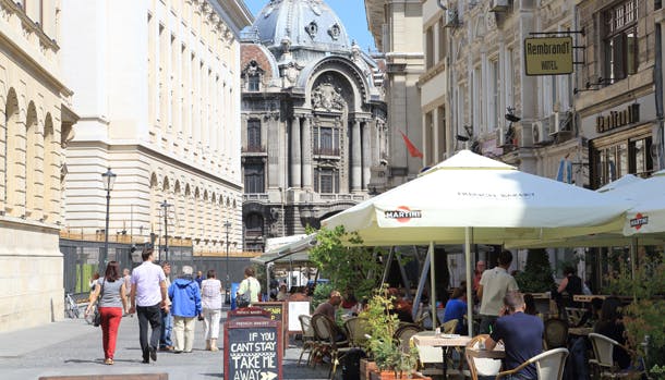 Travle cafeer og hyggelig stemning i den gamle bydel Lipscani i Bukarest, Rumænien