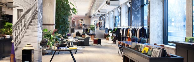 Guide til Berlins bedste boligbutikker interiør design butik indenfor gult lamper