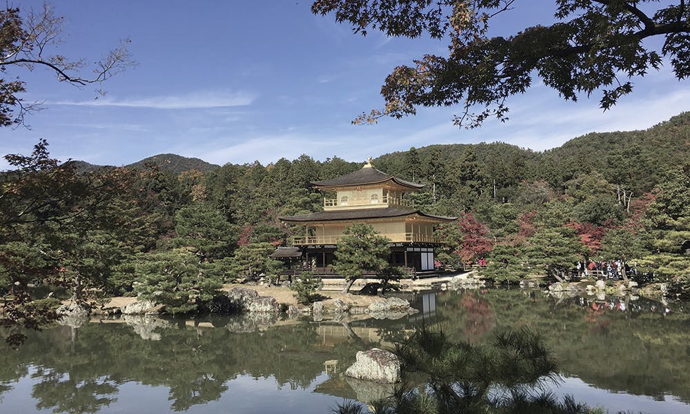 https://imgix.femina.dk/madogbolig/japen-det-gyldne-tempel-kyoto.jpg