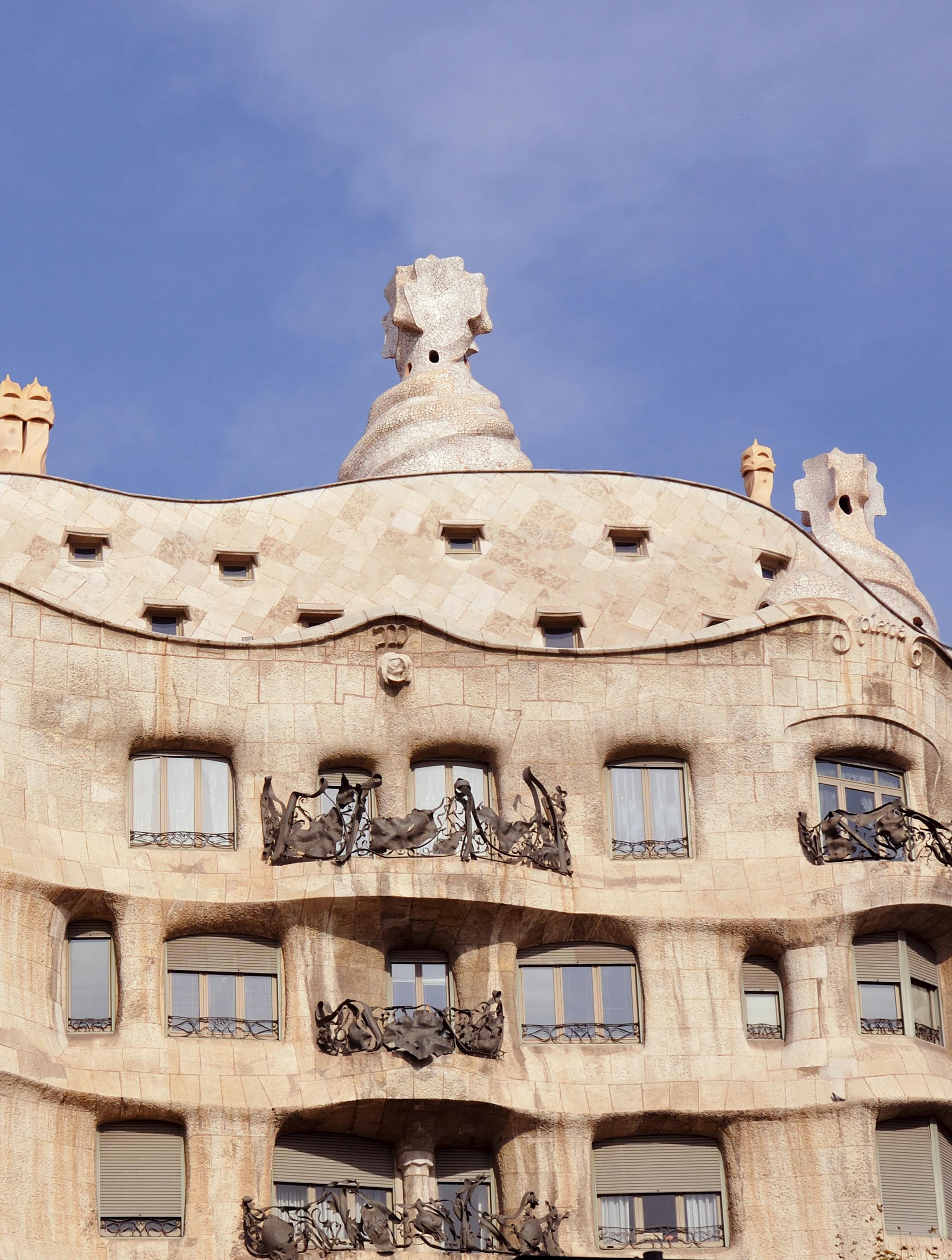 https://imgix.femina.dk/madogbolig/media/barcelona_landmark_-_antonio_gaudis_work_casa_milo.jpg