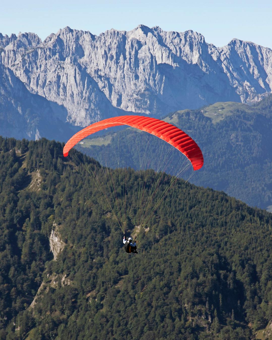 https://imgix.femina.dk/madogbolig/paragliding.png