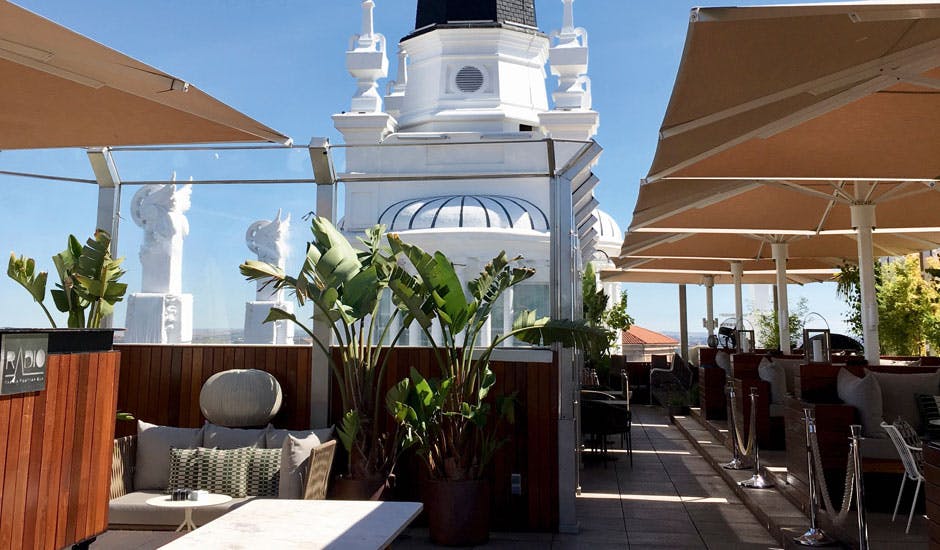 https://imgix.femina.dk/madrid-bar-rooftop-santa-ana.jpg