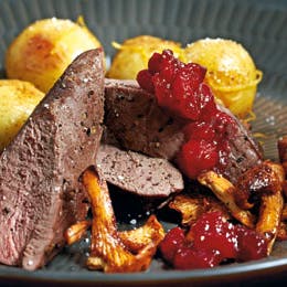 Krondyrmørbrad med orange tranebærkompot