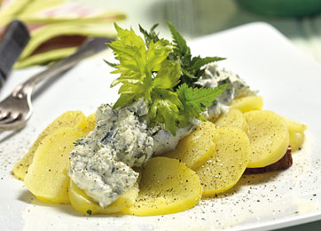 Ida Davidsen smørrebrød med nye kartofler og krydderurte-creme