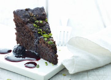 Chokoladekage med brombær sauce