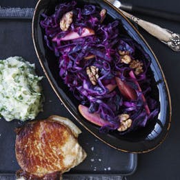 Svine-koteletter og rødkålssalat