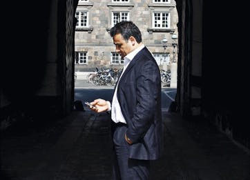 Naser Khader kigger på sin mobiltelefon