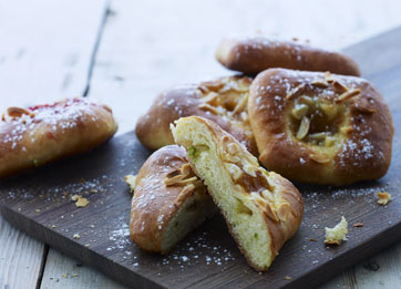 Fastelavns-boller med remonce og syltetøj