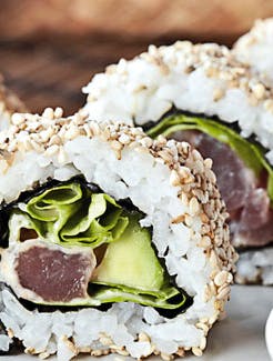 Inside-out tunrulle med sesam