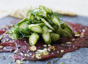 Carpaccio med aspargessalat