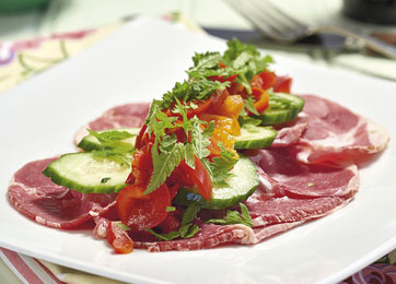 Smørrebrød med røget lammelår, agurk og peberfrugt