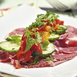 Smørrebrød med røget lammelår, agurk og peberfrugt