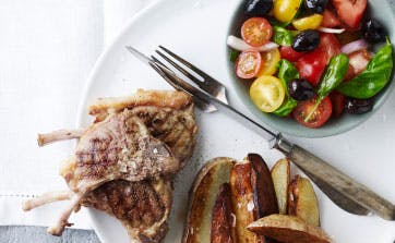 Lammekoteletter med kartoffelbåde og tomatsalat
