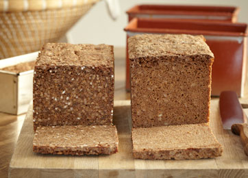 Rugbrød med surdej og rugkerner