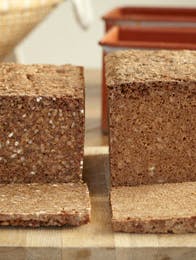Rugbrød med surdej og rugkerner