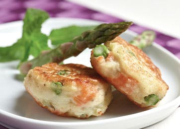 Fiskefrikadeller med røget laks og asparges
