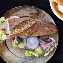 Roastbeef-sandwich med estragoncreme