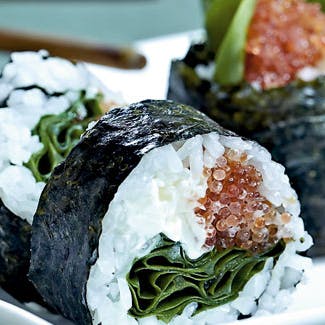 Sushi med ramsløg og stenbiderrogn