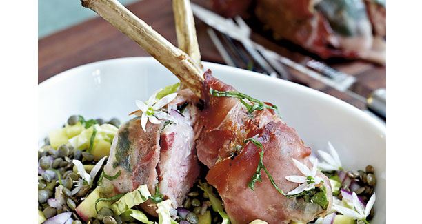 Lammekrone med ramsløg og lun linsesalat