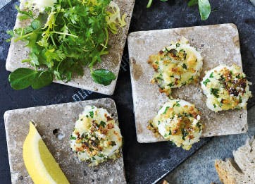 Salat med gratinerede kammuslinger