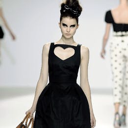 Sort kjole med hjerter, som passer til Valentines Day