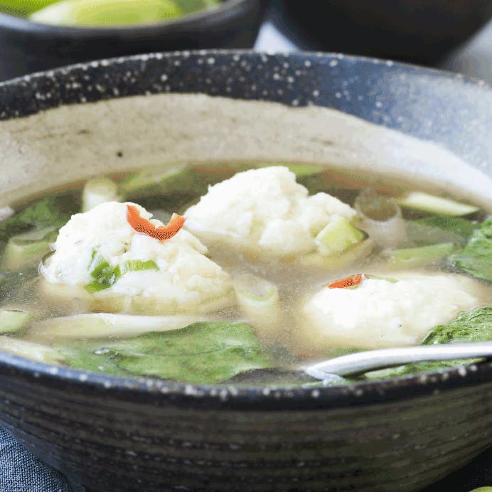En mild og enkel suppe, som alligevel fylder godt med de rustikke fiskeboller. 