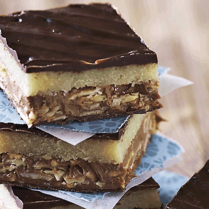 Lækre konfekt-stykker med marcipan, nougat, mandler og mørk chokolade