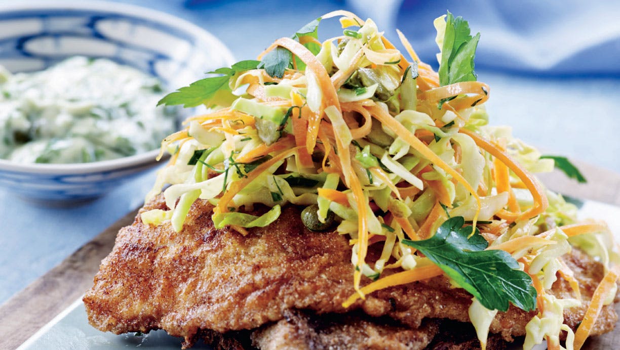 Rødspættefilet med coleslaw og sauce tatare