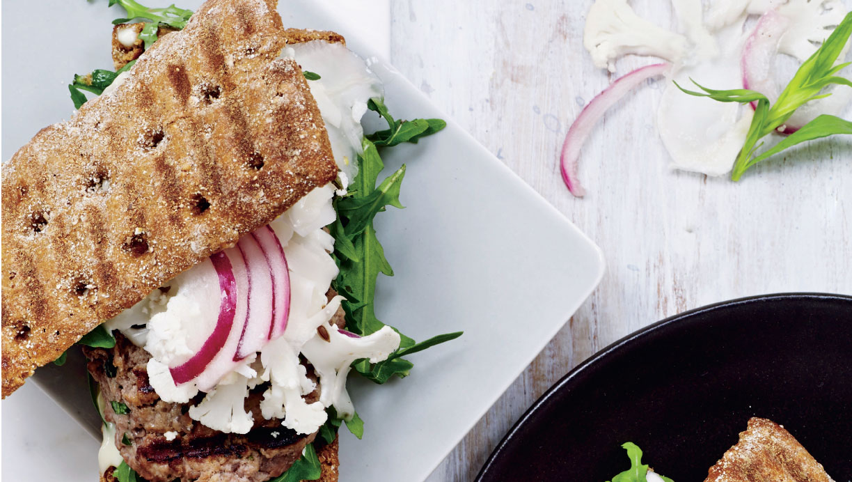 Burger med råsyltet blomkål