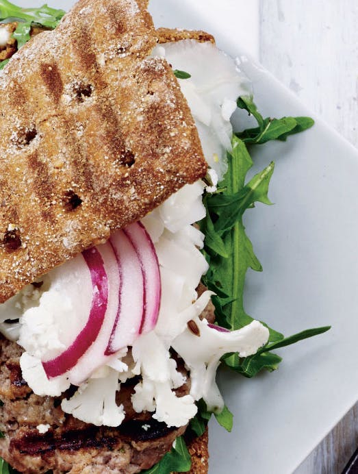 Burger med råsyltet blomkål