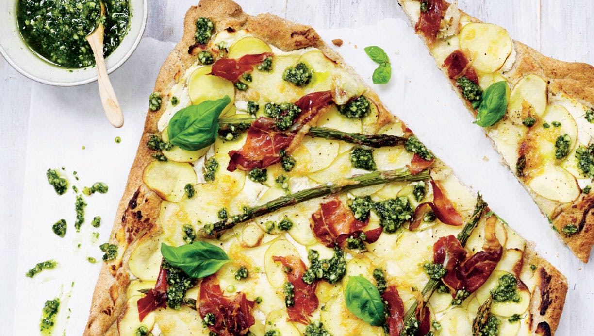Sundere pizza med kartofler og grønne asparges