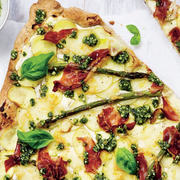 Sundere pizza med kartofler og grønne asparges