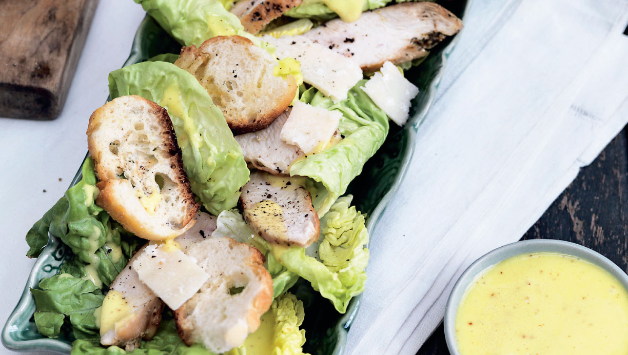 cæsarsalat med kylling og croutoner