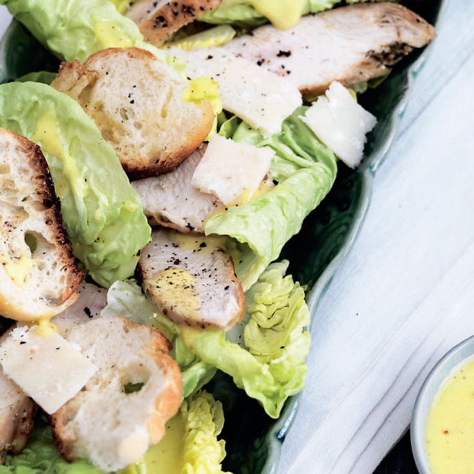cæsarsalat med kylling og croutoner