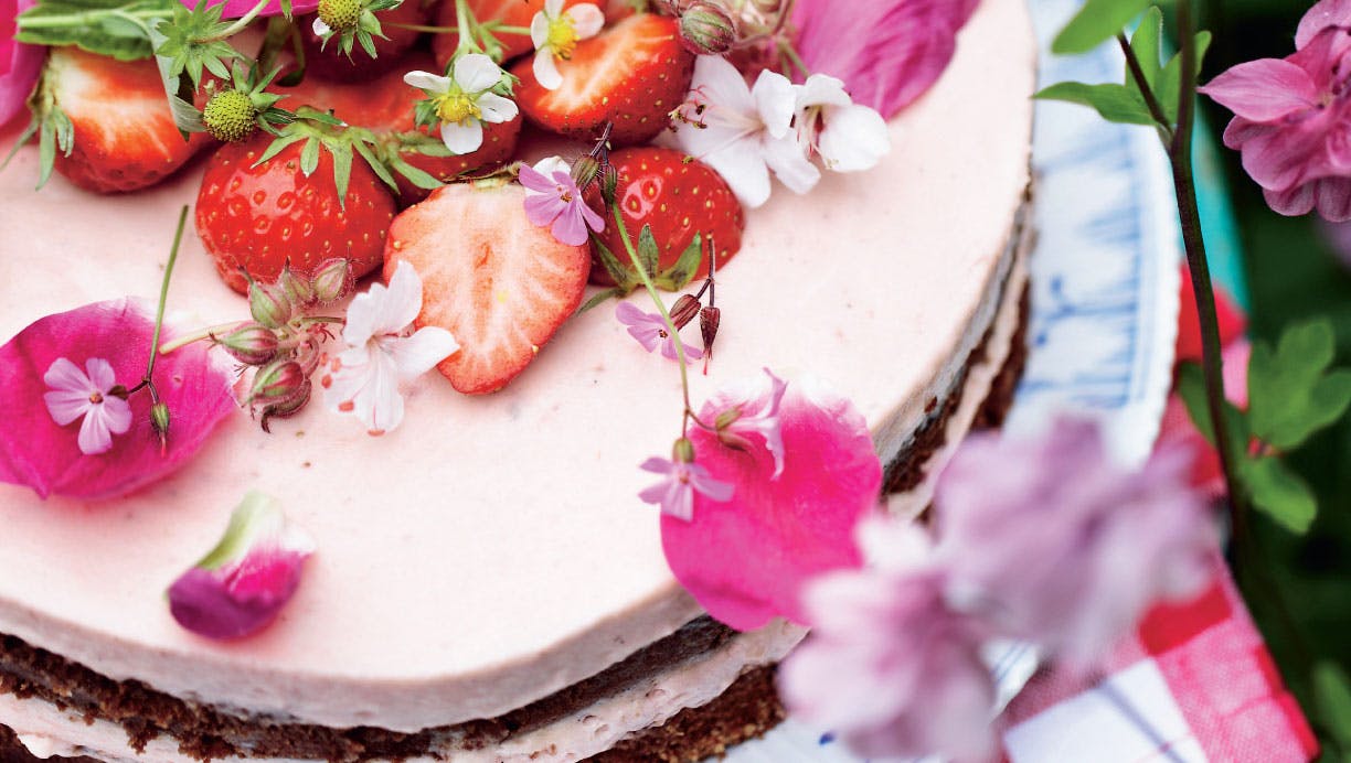 https://imgix.femina.dk/media/article/1420-jordbaerlagkage.jpg