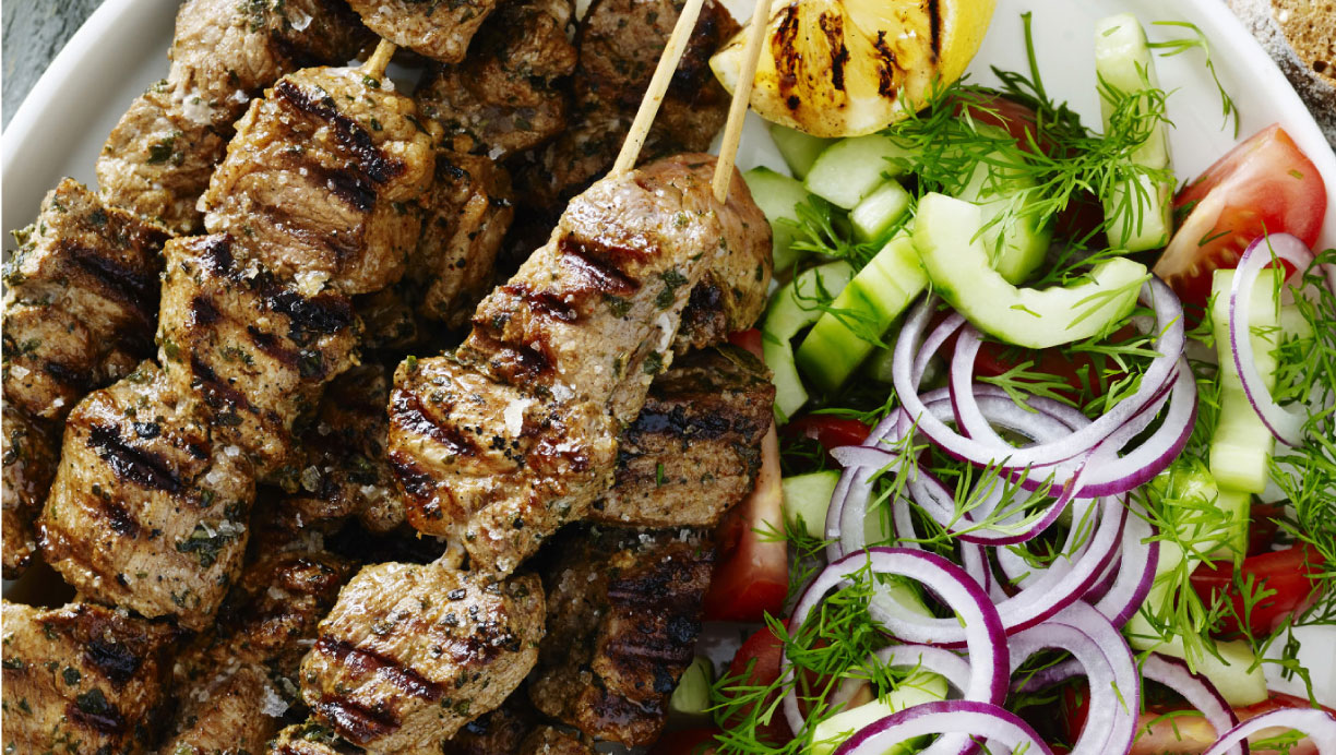 Souvlaki og græsk salat med dild