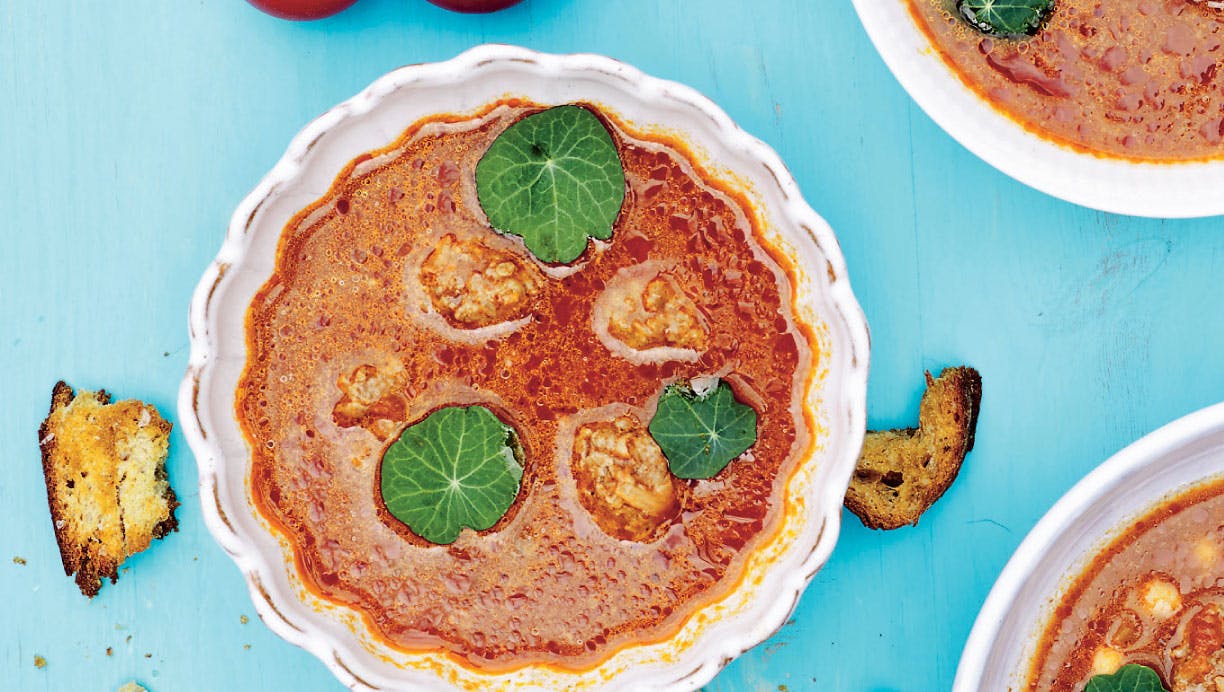 Tomatsuppe med kikærter, kødboller og grove croutoner