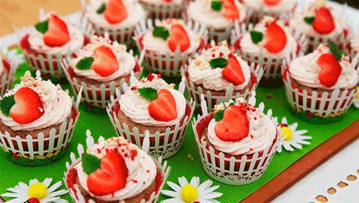 Den store bagedyst: Cupcakes med jordbær og rabarber