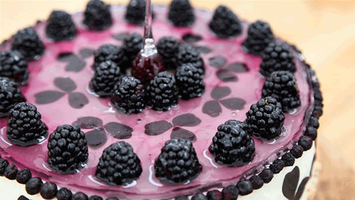 Lagkage med bær og blåskimmelost 