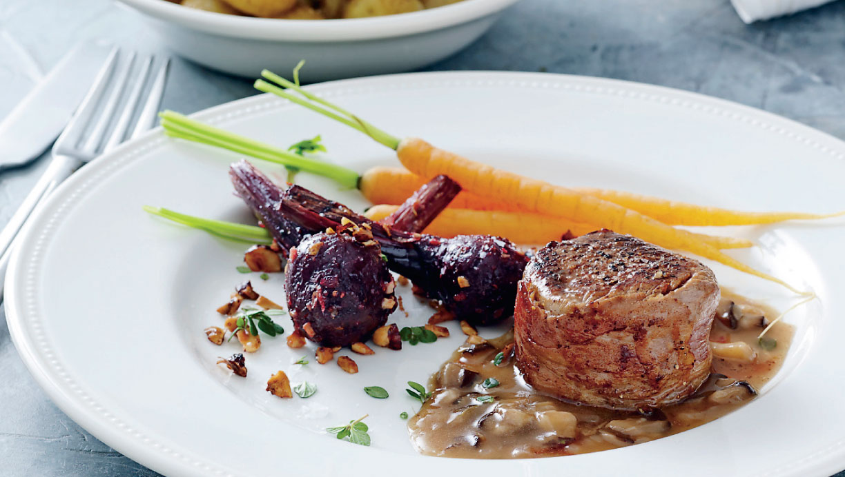 Kalvemørbrad med spæde rodfrugter og svampeflødesauce 