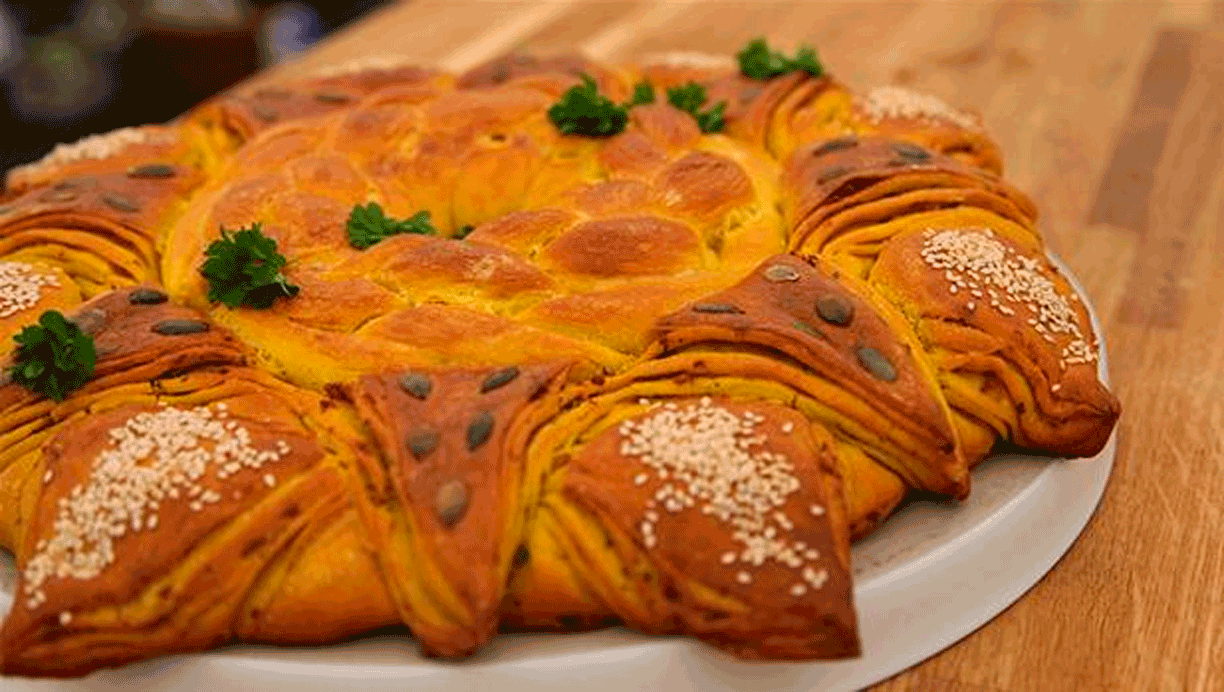 Solsikkeformet prydbrød med hvidløg og persille 