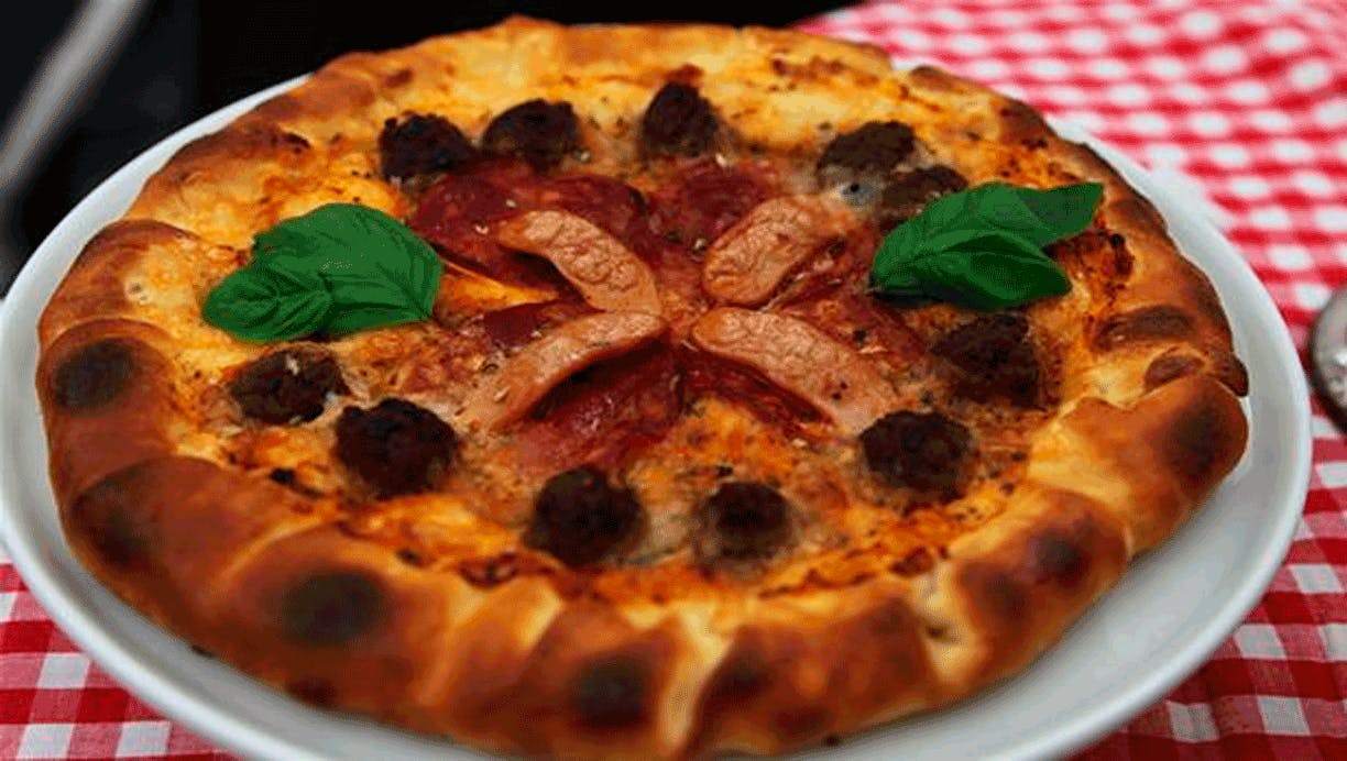 Den store bagedyst: Pizza med lækker ostekant og kødboller