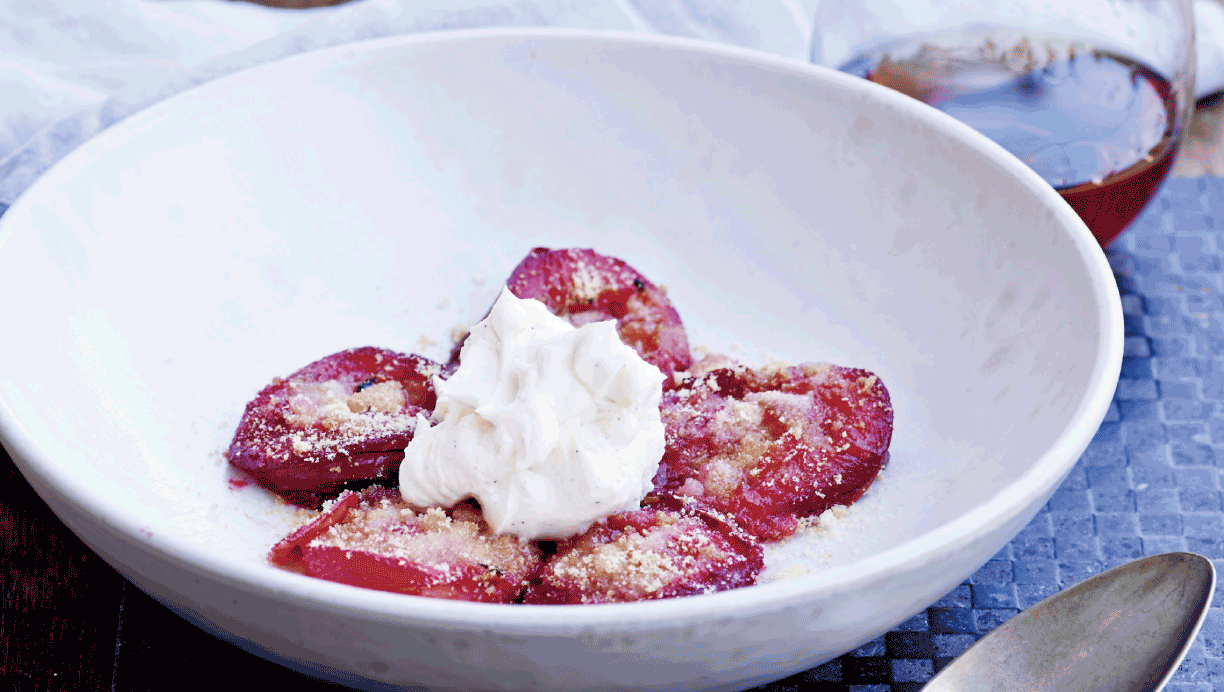 Bagte blommer med Amarettocreme