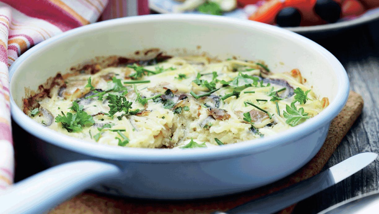 Spaghettiomelet og tomatsalat med oliven
