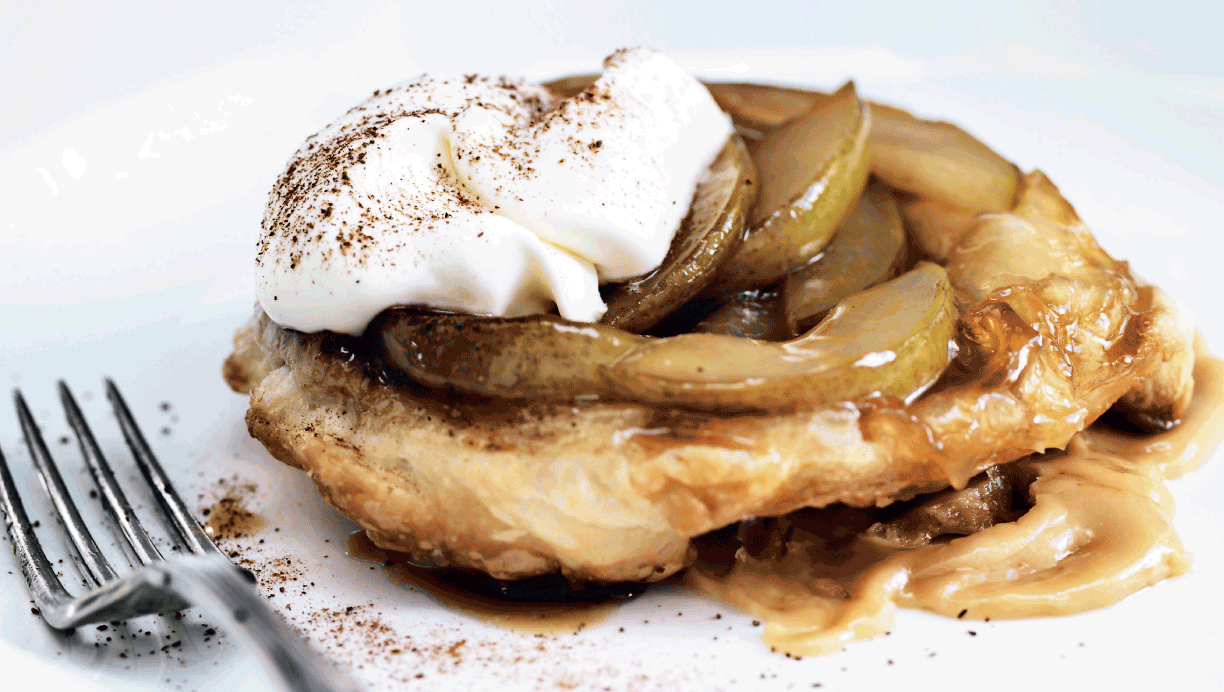 Pæretærte med karamelsauce og kanelskum 