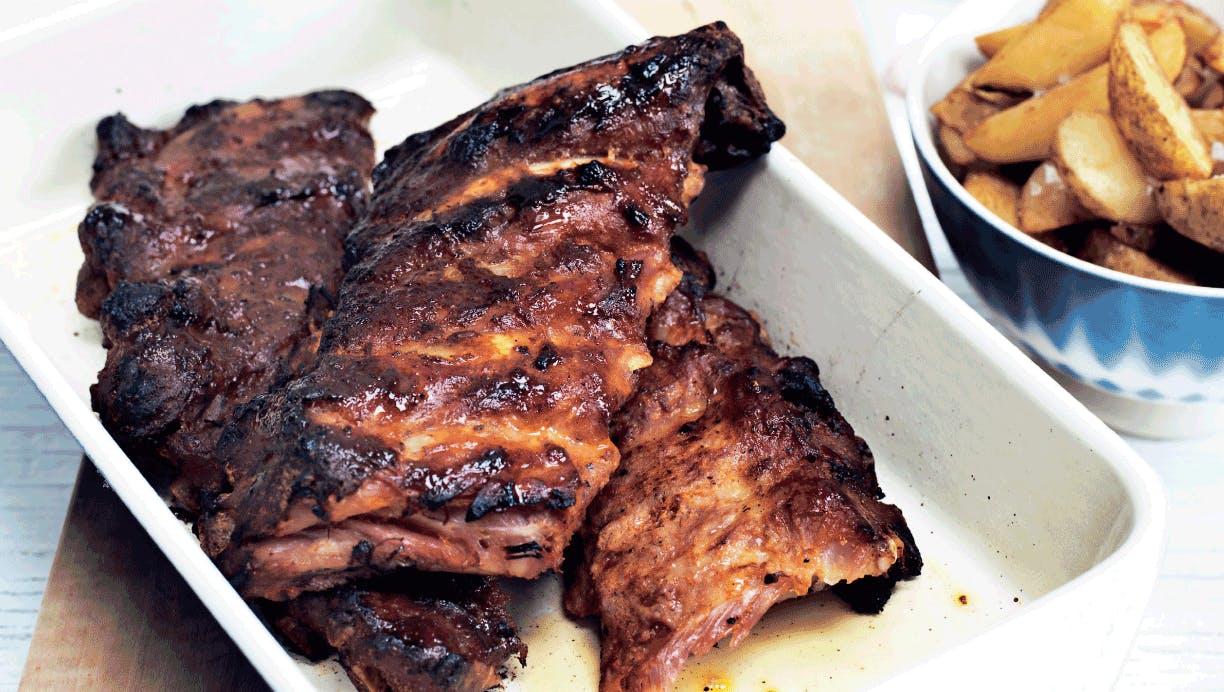 Spareribs med barbecuesauce og kartoffelbåde | femina.dk Spareribs med barbecuesauce og kartoffelbåde | femina.dk