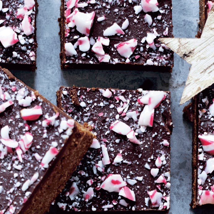 Kanelkage med chokoladecreme pyntet med knuste pebermyntebolsjer